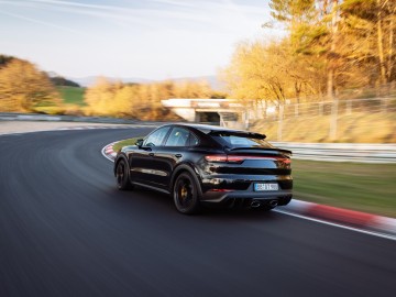  Topowa wersja Porsche Cayenne Turbo Coup&eacute; z rekordem  na N&uuml;rburgringu